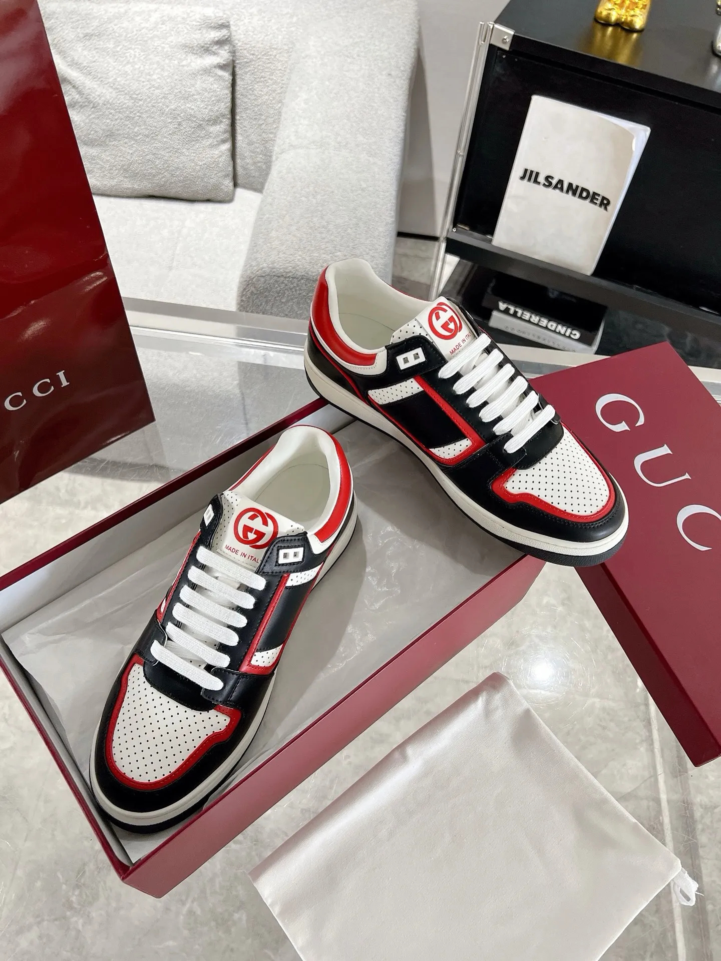 👟👟Ex-factory price 700👟👟 The latest casual sneakers for couples in white shoes❗️❗️ Original purchase, development and production. The sneakers are inspired by the classic sneakers of the 1970s, and the name is taken from the defensive movements in sports. This accessory is crafted from white leather, with an interlocking Double G stripe webbing embellished on the side, and the Gucci retro logo embellished on the shoe body. Original imported first-layer cowhide. Original custom-made soft sheepskin lining. Original open-molded TPU outsole. Bottom thickness: 2.5CM. Size: 35-44 (45 is custom-made and cannot be returned or exchanged)